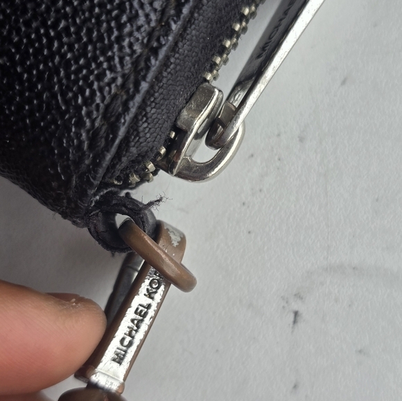 Michael Kors Wallet Womens Black  Gold Zip Around Logo Good Condition - Picture 5 of 10